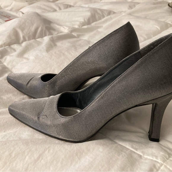 Stuart Weitzman Silver Pump Ex Cond - Picture 7 of 9